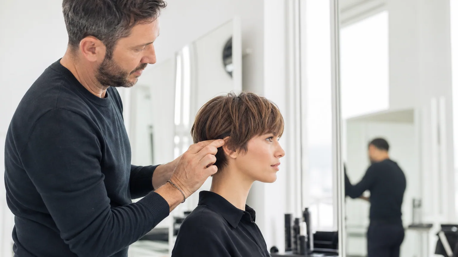 J’ai consulté un styliste capillaire reconnu sur les tendances de la coiffure courte à l’horizon 2025 : voici les quatre incontournables à suivre !