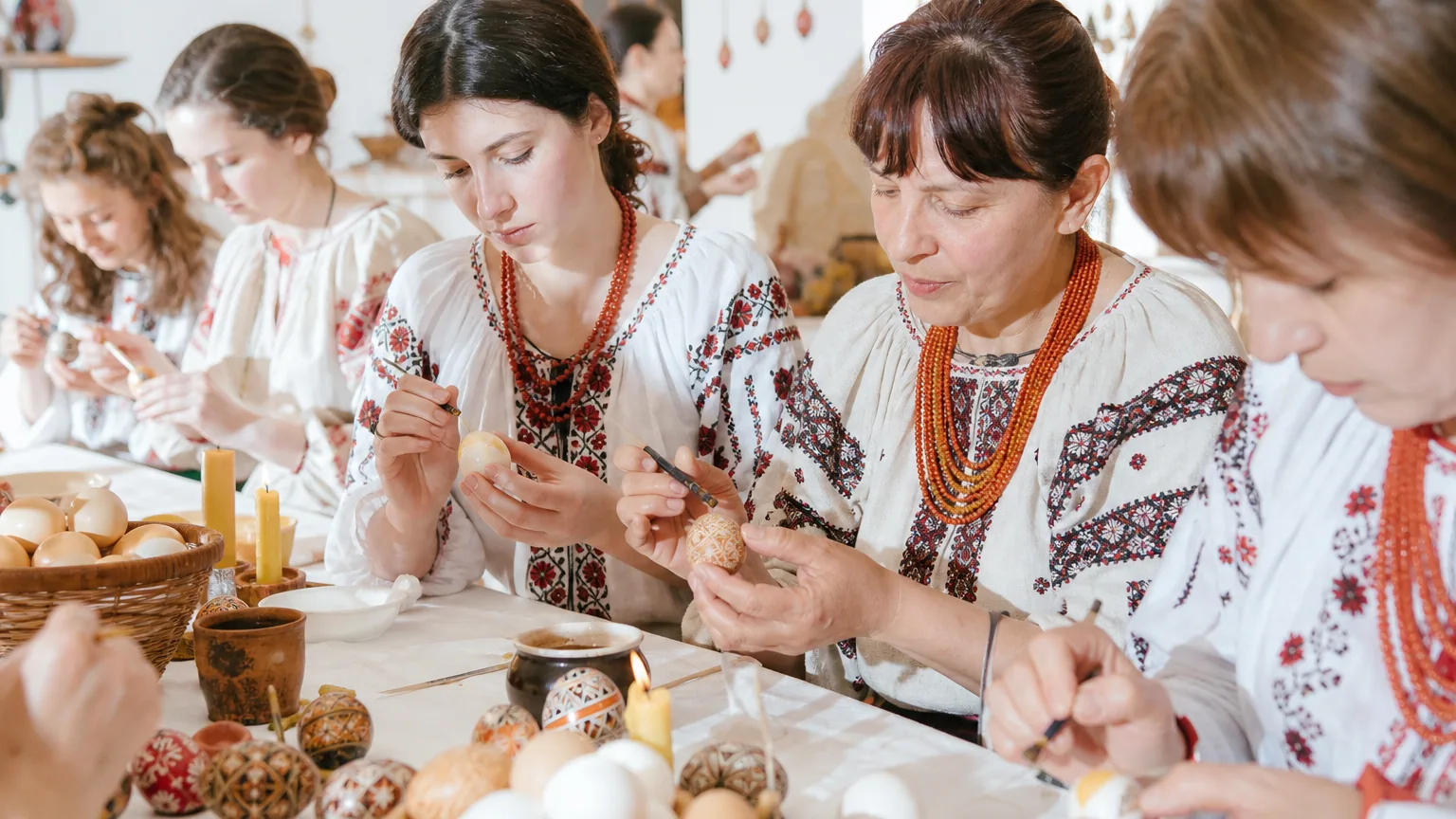 la communauté célèbre son patrimoine culturel lors d’ateliers de décoration d’œufs ukrainiens