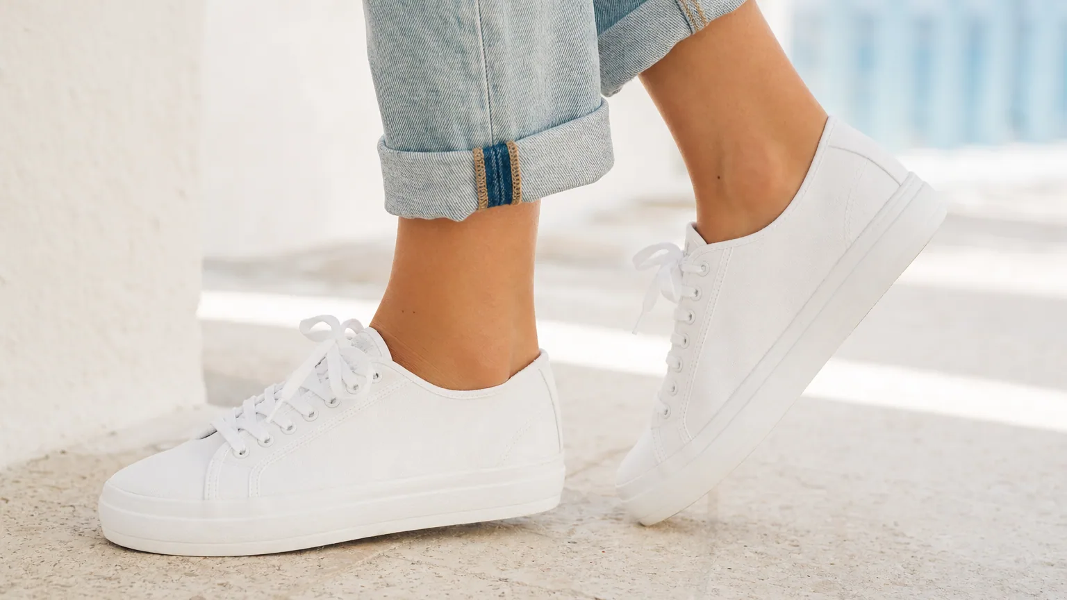 Baskets blanches : comment les nettoyer et les garder impeccables tout l'été