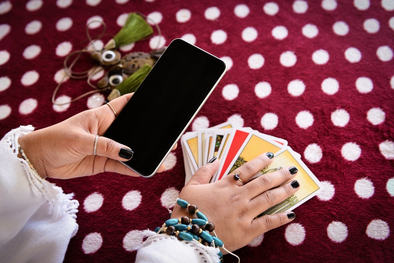 Votre avenir au bout du fil : 3 raisons de préférer la voyance par téléphone