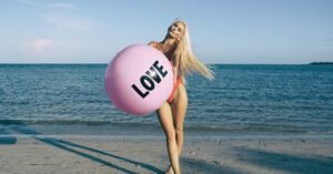 découvrez notre collection de maillots de bain pour femmes et hommes. trouvez le maillot de bain idéal pour vos vacances à la plage ou à la piscine.