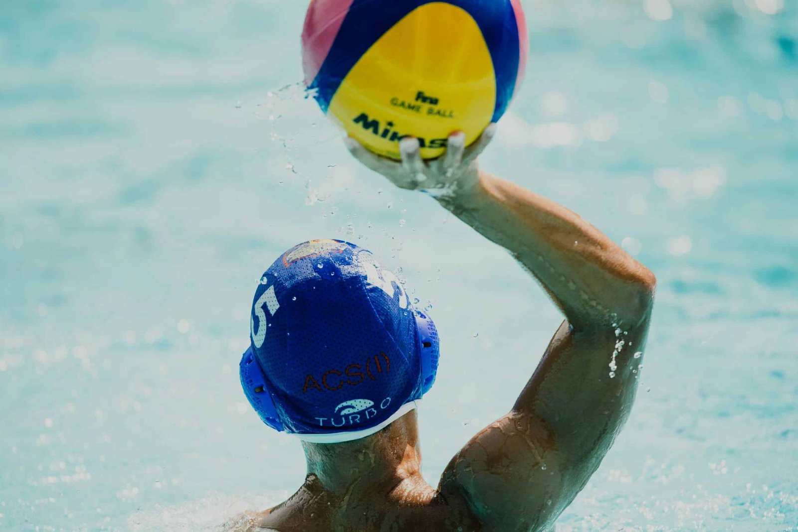 découvrez tout sur le water polo, un sport aquatique passionnant mêlant tactique, vitesse et frénésie dans l'eau.