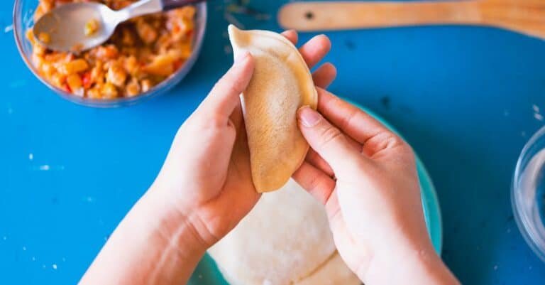 découvrez l'authenticité des empanadas, ces délicieuses viennoiseries salées d'amérique latine, à travers nos recettes traditionnelles et nos conseils de dégustation.