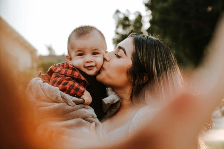 les aidants familiaux : découvrez leur rôle essentiel dans le soutien et les soins apportés à un proche en perte d'autonomie.