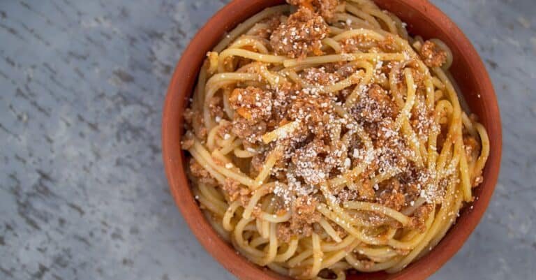 découvrez l'art de l'apéritif italien avec des boissons rafraîchissantes et des amuse-bouches savoureux pour un moment de convivialité à l'italienne.