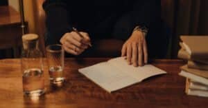 découvrez l'auteur et ses œuvres à travers notre sélection de livres et de biographies. plongez dans l'univers fascinant de l'écriture et de la créativité littéraire avec notre collection d'ouvrages signés par l'auteur.