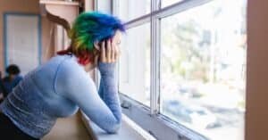 découvrez tout ce qu'il faut savoir sur la coloration des cheveux et trouvez des conseils pour réussir votre teinture capillaire.