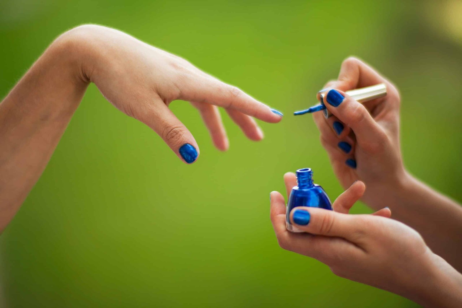 arrêtez de vous ronger les ongles avec nos conseils et astuces pour vaincre le tic de se ronger les ongles.