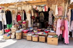 Découvrez la braderie d’Antibes : mode, déco et artisanat à prix mini dans des ruelles animées