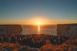 Des centaines de personnes admirent le lever du soleil au point le plus oriental du Royaume-Uni