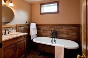 design d’une salle de bains rustique alliant charme ancien et touches modernes