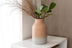 Embellissez votre salon cet automne avec ce vase en grès de Mango Home, disponible à moins de 20 euros !