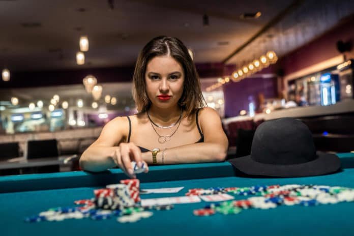 femme-au-poker