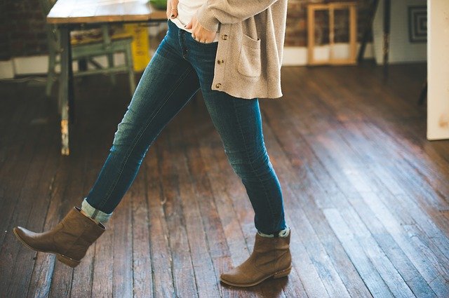 femme avec jeans levis denim et boots
