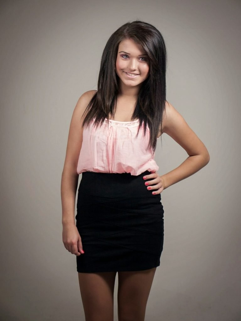 fille-robe-noire-rose
