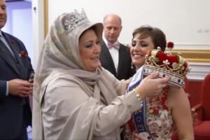 Michelle Dee offre une belle surprise à sa mère Melanie en lui offrant une réplique de la couronne Miss International volée