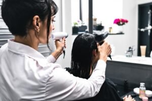 un expert explique pourquoi il est déconseillé de se coucher les cheveux mouillés