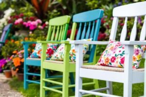 un relooking simple de vos chaises de patio pour sublimer votre potager