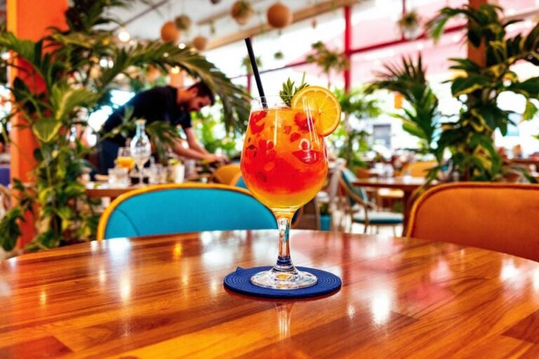 Un restaurant de l’Oise fait sensation avec sa décoration estivale spectaculaire et un cocktail au nom du maire