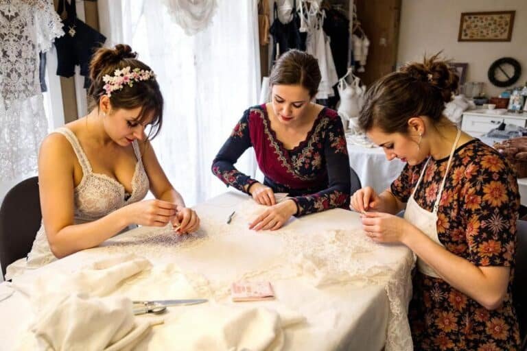 Un village de femmes polonaises transforme leur art de la dentelle, passant des bonnets à la lingerie raffinée