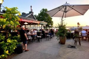 Une guinguette à Toulouse qui réinvente l’ambiance bohème avec des cocktails maison et une rôtisserie au feu de bois