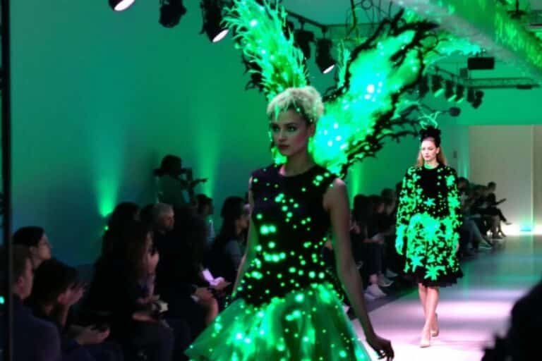 Une robe bioluminescente éclaire le podium avec 125 millions d’algues vivantes lors d’un défilé de mode