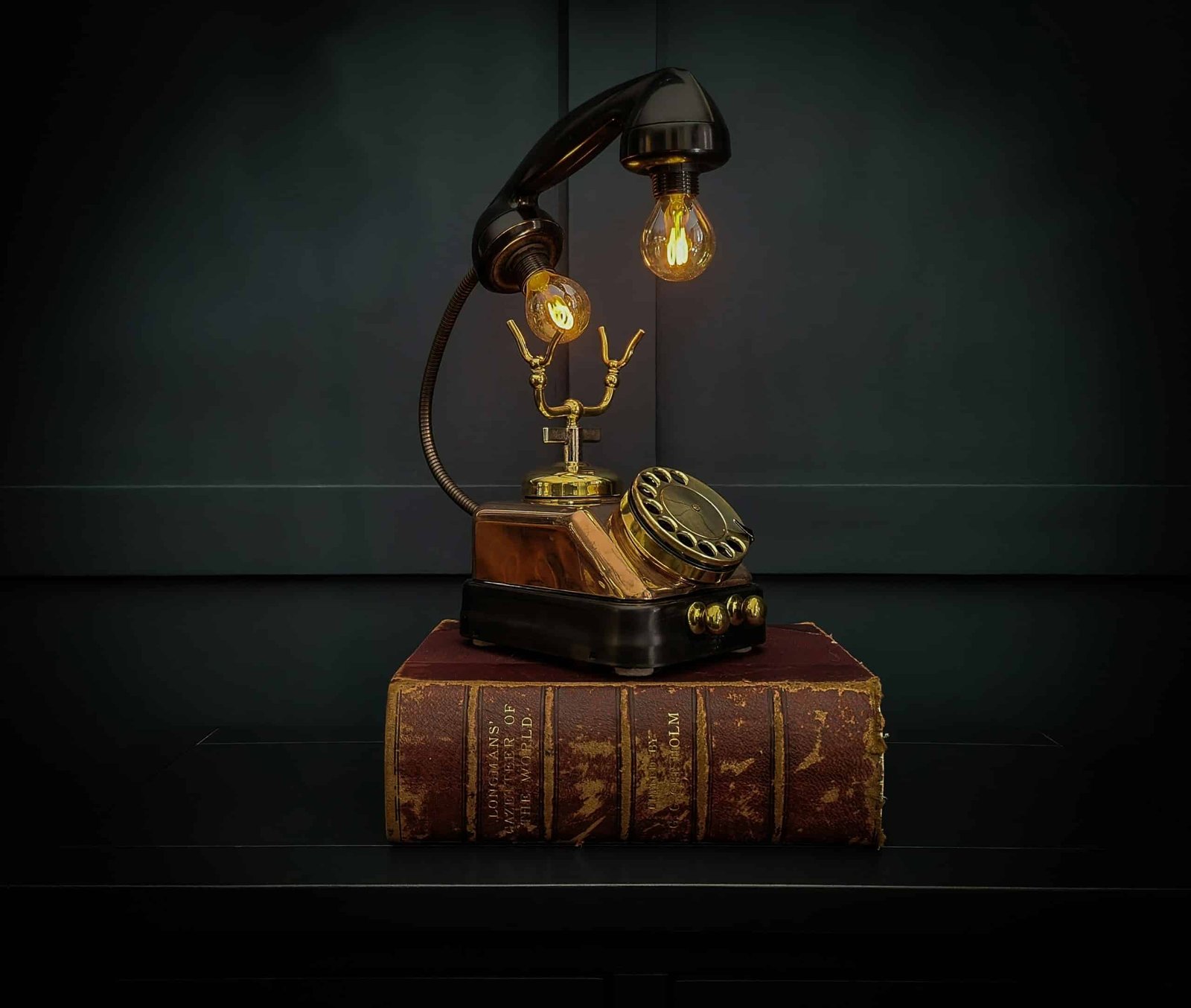découvrez l'art de l'upcycling pour transformer des objets du quotidien en créations uniques et éco-responsables.